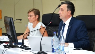 5. Zasadnutie MsZ... Jana Vasilcová (prednostka MsÚ) a Ondrej Babjarčík (viceprimátor mesta)